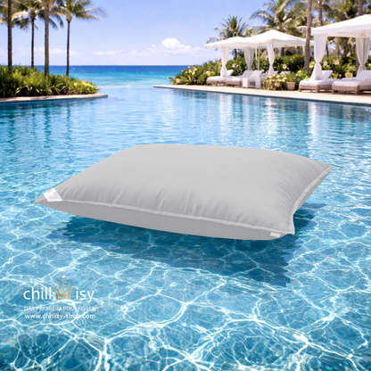 Premium Poolkissen Maxi 190x130 cm von chillisy in Hellgrau im Pool mit Meeranschluss treibend.