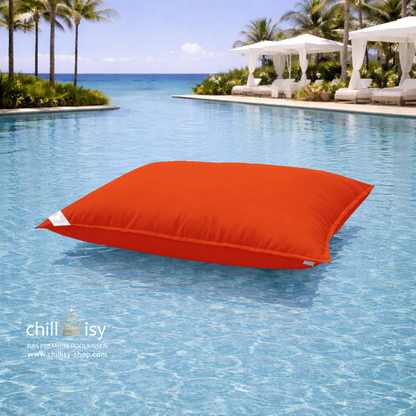 Premium Poolkissen Maxi 190x130 cm von chillisy in Hummer Orange Rot im Pool mit Meeranschluss treibend.