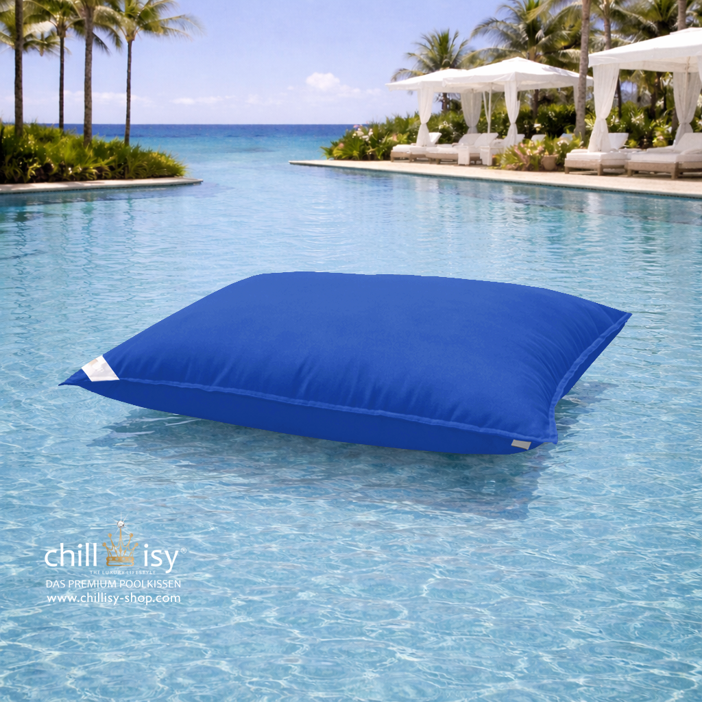 Premium Poolkissen Maxi 190x130 cm von chillisy in Indigo Blau im Pool mit Meeranschluss treibend.