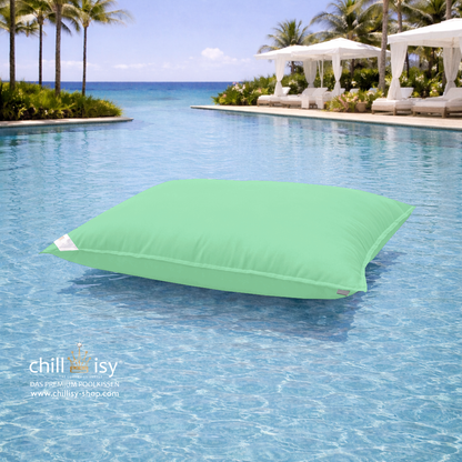 Premium Poolkissen Maxi 190x130 cm von chillisy in Lindenbaum Grün im Pool mit Meeranschluss treibend.