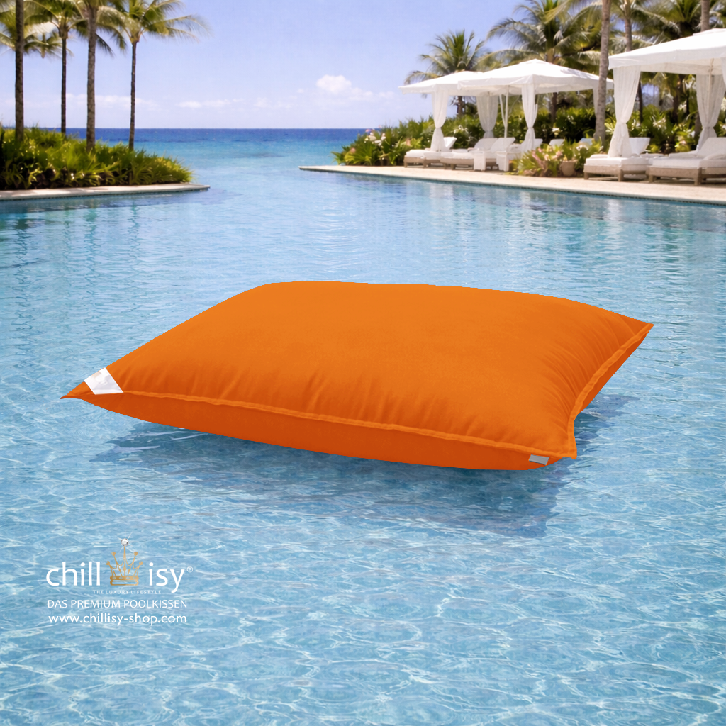 Premium Poolkissen Maxi 190x130 cm von chillisy in Mandarine Orange im Pool mit Meeranschluss treibend.