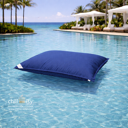 Premium Poolkissen Maxi 190x130 cm von chillisy in Marine Blau im Pool mit Meeranschluss treibend.