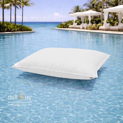 Premium Poolkissen Maxi 190x130 cm von chillisy in Perlmutt im Pool mit Meeranschluss treibend.