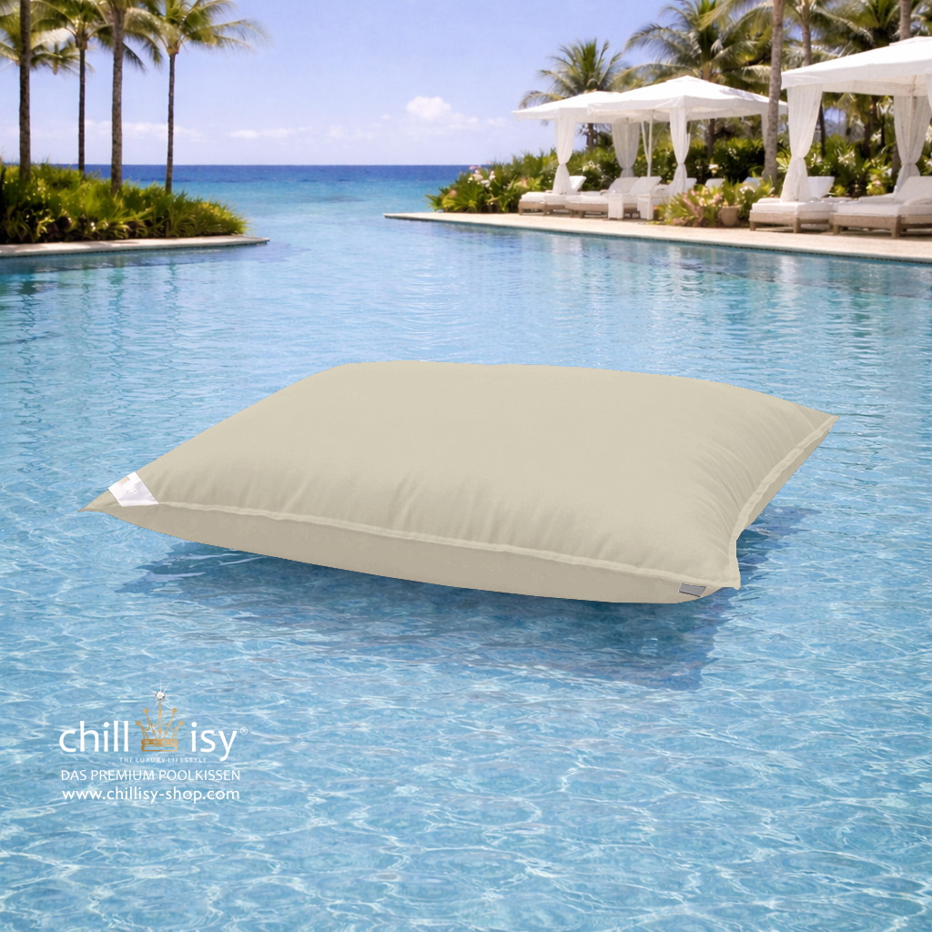 Premium Poolkissen Maxi 190x130 cm von chillisy in der Farbe Sand Düne im Pool mit Meeranschluss treibend.