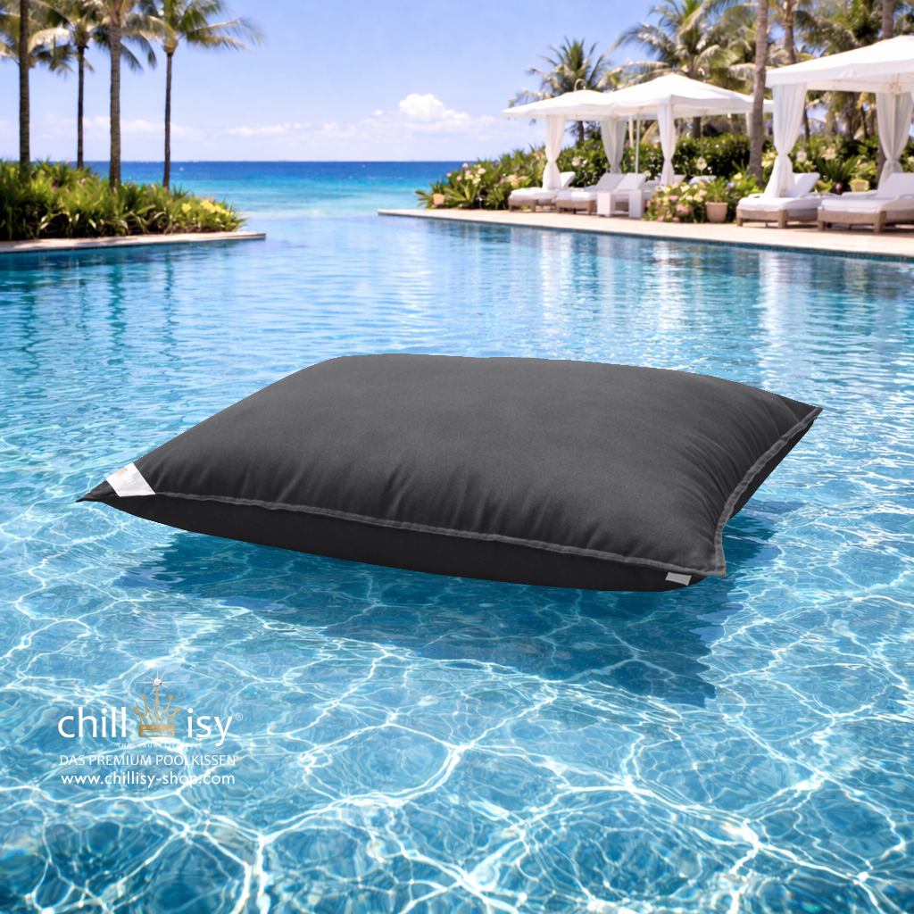 Premium Poolkissen Maxi 190x130 cm von chillisy in Schwarz im Pool mit Meeranschluss treibend.