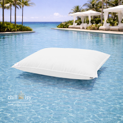 Premium Poolkissen Maxi 190x130 cm von chillisy in Weiß im Pool mit Meeranschluss treibend.
