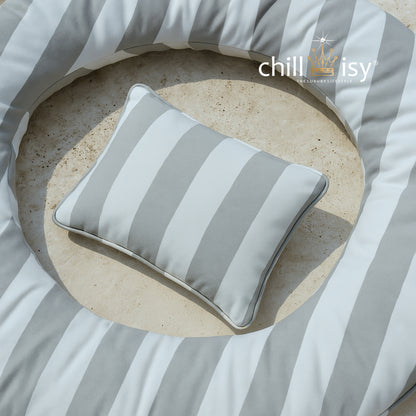 chillisy PICCOLINO Schwimmkissen und Reisekissen 30x40 cm im grau weißen Blockstreifen Design im Schwimmring Swimmy liegend – ultraleichtes Outdoor Kissen für Pool, Strand und Reise, hergestellt in Deutschland.
