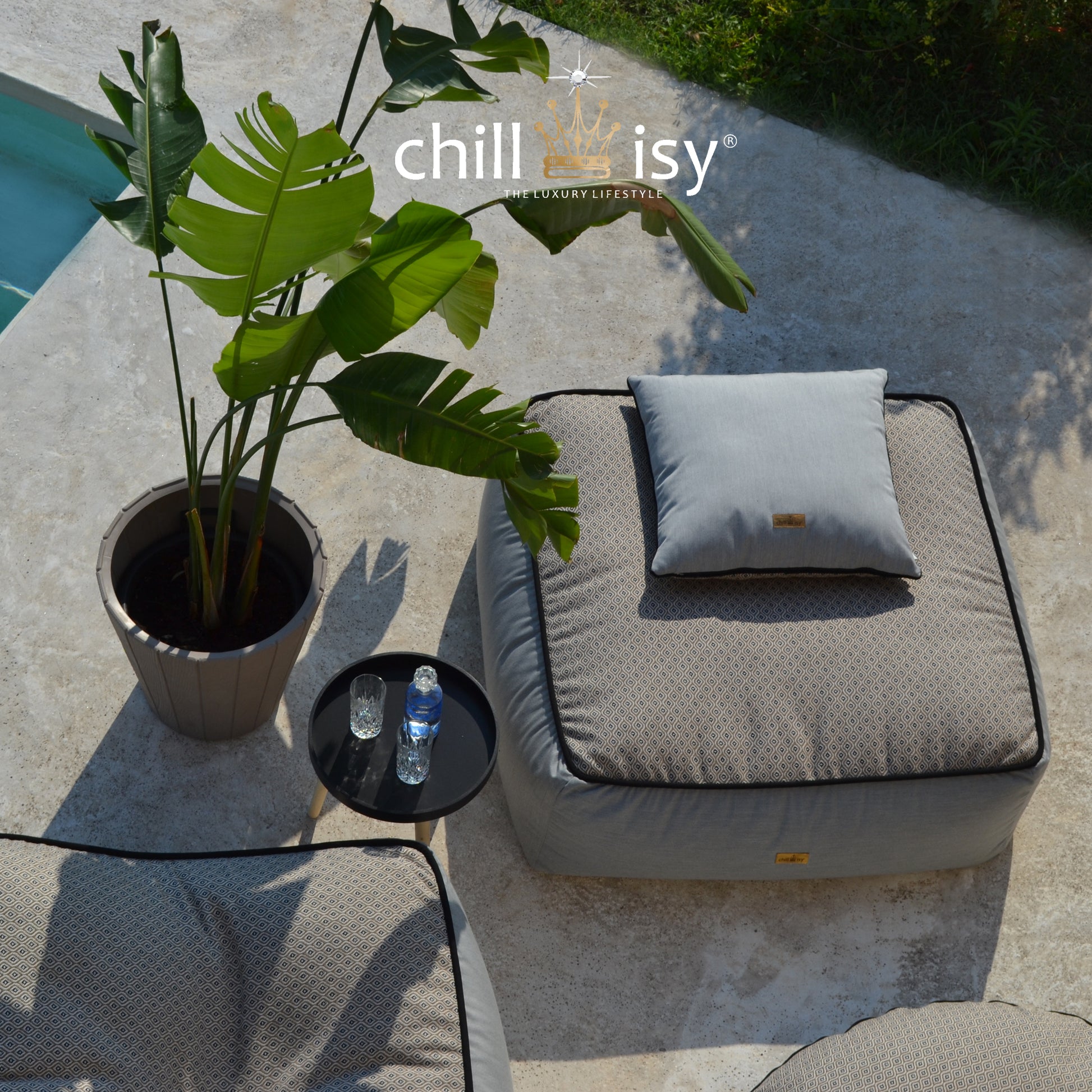 Kissen Lounge Set Sunbrella Komo Raffia Grau Melange  Für die Verwendung: Indoor und Outdoor  Bohemian Style Kissen für den Außen- und Innenbereich in der natürlichen Farbkombination Beige, Taupe, Weiß, Schwarz und Grau Melange.