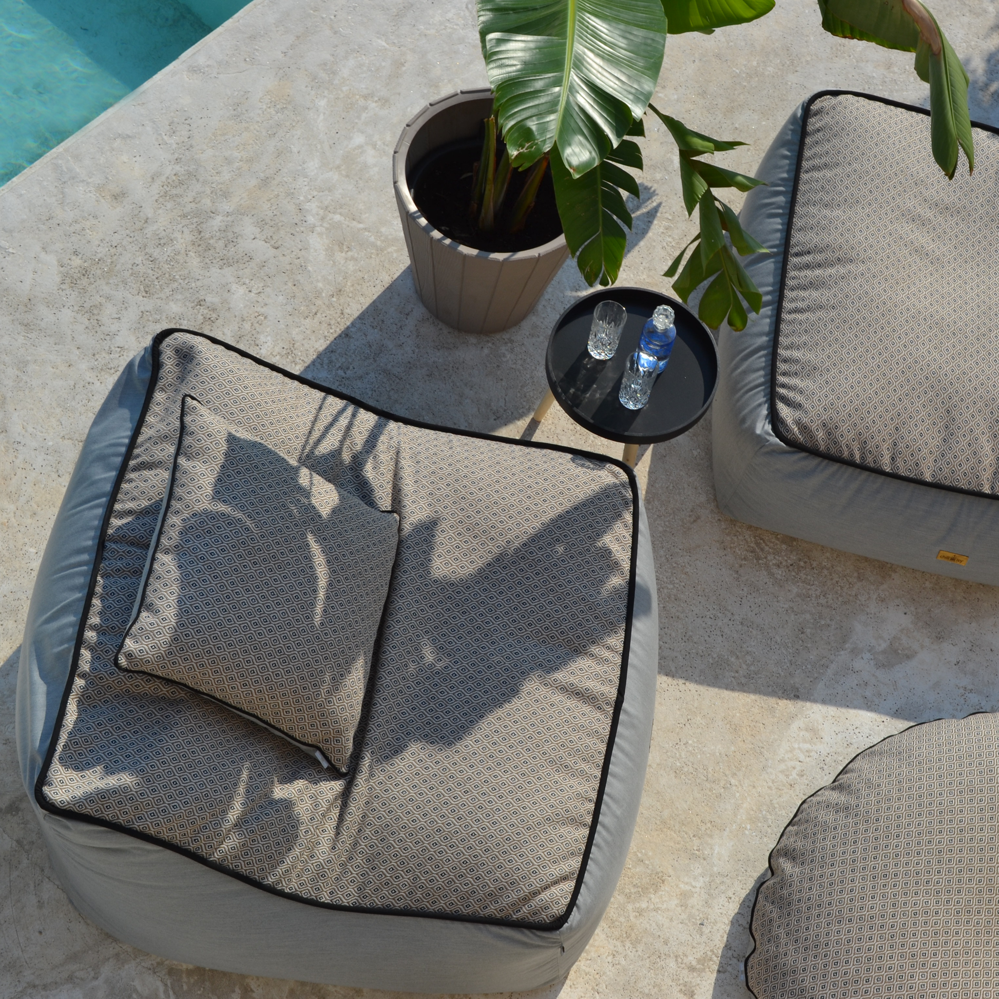 Outdoor Lounge Komo Raffia Sunbrella von chillisy hergestellt in Deutschland. Absolutes High-End Textil aus dem Hause Sunbrella , verarbeitet vom High End Hersteller chillisy zu Outdoor Lounge Chair, Pouf Hocker, Inselkissen und Kissen. Absolut witterungsbeständig, UV-Licht beständig, wasser- und schmutzabweisend, atmungsaktiv. Innenleben und Füllung - Made in Germany.