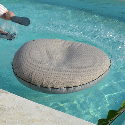 Kissen Insel im Boho Style die an Land und im Wasser verwendet werden kann durch das spezielle und umweltfreundliche chillisy Finish.