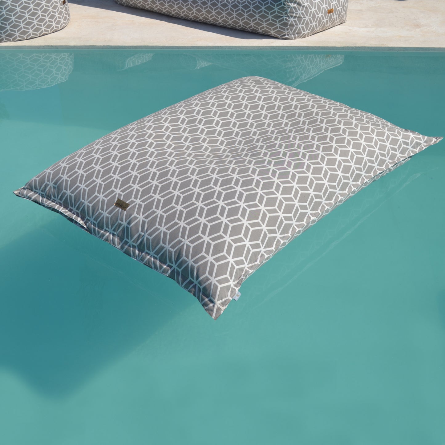 chillisy® Premium Poolkissen MAXI in Grau mit geometrischem Muster schwimmend im Pool – wasserdichter Pool Sitzsack Made in Germany