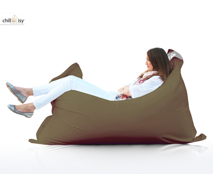 Taupe farbener Sitzsack von chillisy mit Frau darauf sitzend im XXL Format 190x130 cm für die Verwendung Outdoor und Indoor. Hergestellt in Deutschland von chillisy.