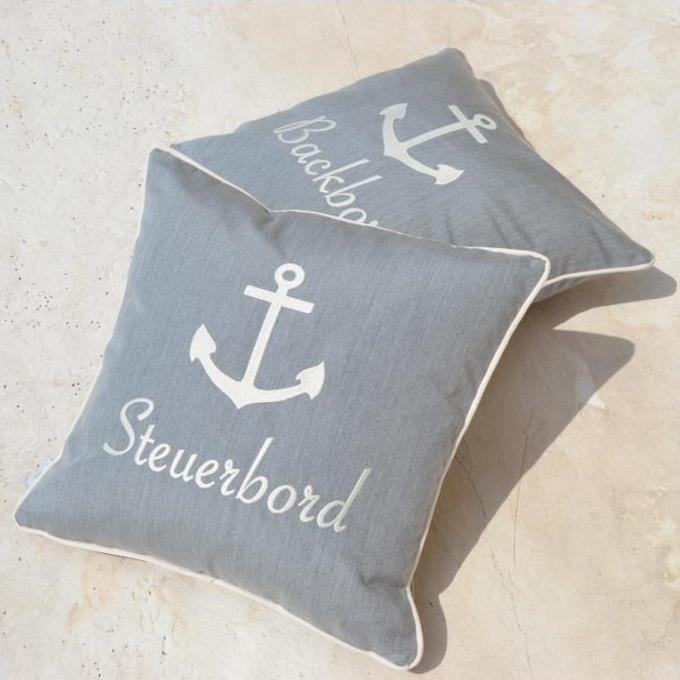 Outdoor-Kissen und Yachtkissen Backbord und Steuerbord auf Terrassenboden liegen