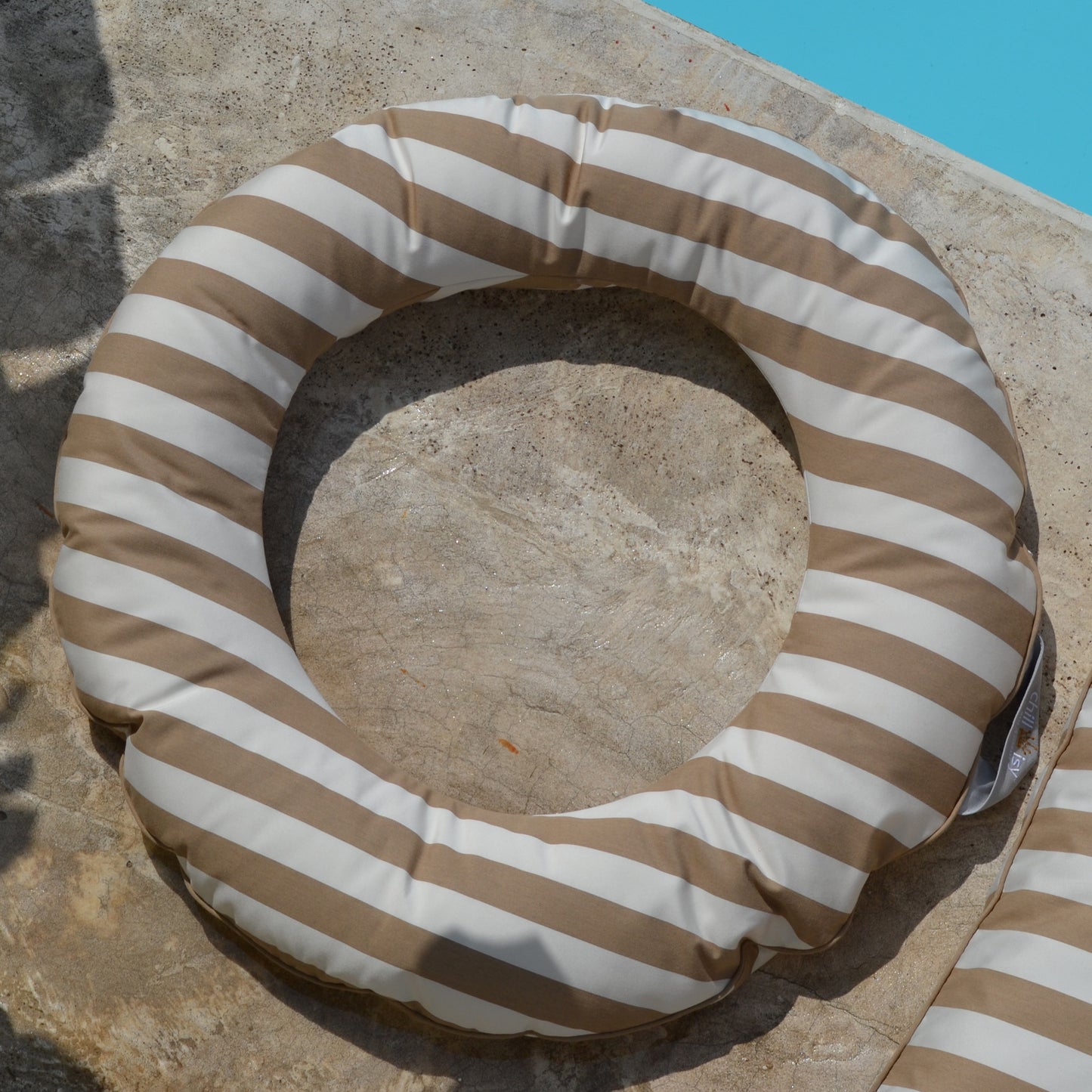 Schwimmring Swimmy

Wunderbarer, großer Schwimmring um im Wasser zu Entspannen. Der Außendurchmesser beträgt 110 cm, der innere 64 cm. An der Seite ist ein Henkel mit chillisy Logo angebracht, so dass der Schwimmring auch bei Verwendung im Meer befestigt werden kann.