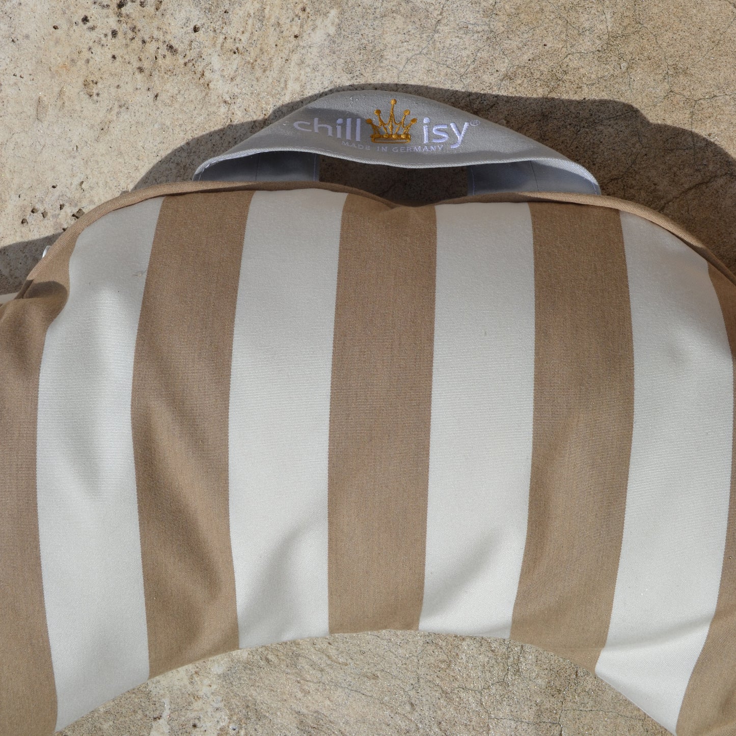 Schwimmring Swimmy

Wunderbarer, großer Schwimmring um im Wasser zu Entspannen. Der Außendurchmesser beträgt 110 cm, der innere 64 cm. An der Seite ist ein Henkel mit chillisy Logo angebracht, so dass der Schwimmring auch bei Verwendung im Meer befestigt werden kann.