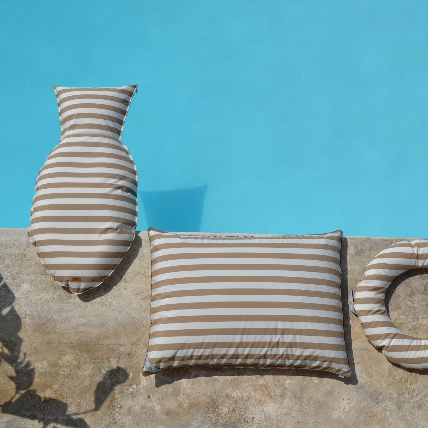 Schwimmkissen Poolkissen und Schwimmring in beige weiß gestreift by chillisy. Luftmatratzen, langlebig aus Stoff, nachhaltig in Deutschland hergestellt.