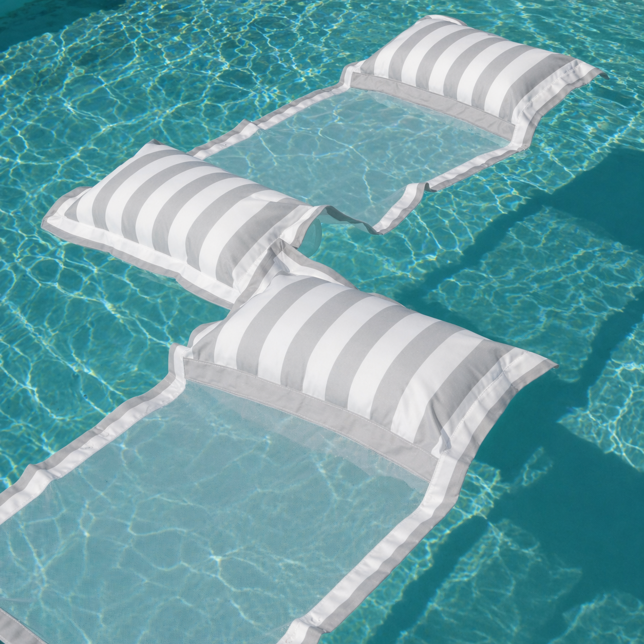 Zwei Wasserhängematte Pool-Hängematte hellgrau weiß gestreift von chillisy hergestellt in Deutschland, UV-Licht beständig - kein Ausbleichen, wasserfest, Schimmel resistent, etc.