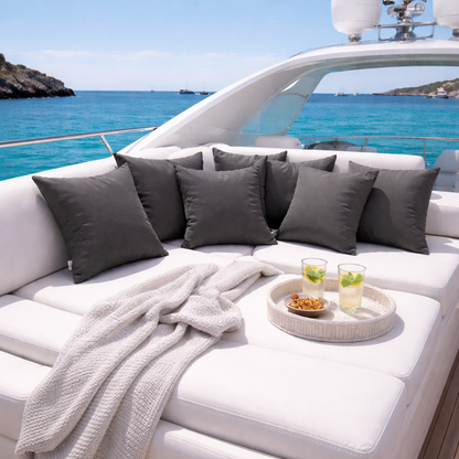 Yachtkissen in anthrazit / dunkelgrau wetterfest von chillisy hergestellt in Deutschland dargestellt auf einem Bootsdeck.